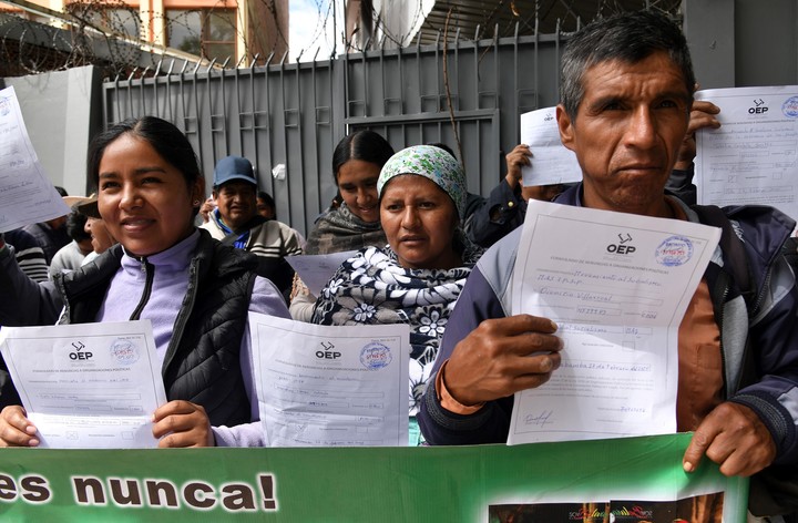 Militantes del Movimiento al Socialismo, llegan al Tribunal Departamental Electoral para renunciar al partido oficialista este jueves en Cochabamba (Bolivia). Foto EFE