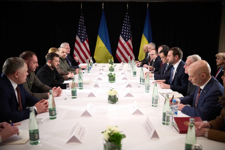 El presidente ucraniano Volodimir Zelenski y el vicepresidente de Estados Unidos, JD Vance, y colaboradores, este viernes en Múnich, Alemania. Foto: EFE