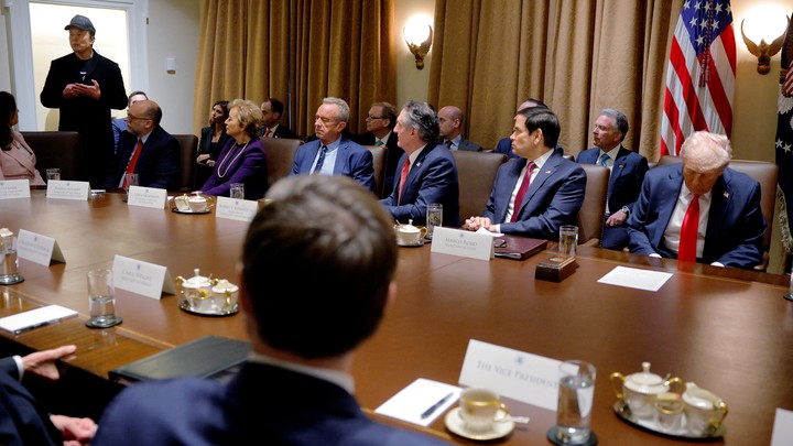 Elon Musk habla frente a los ministros de Donald Trump, en la primera reunión de gabinete de este mandato. Foto: REUTERS