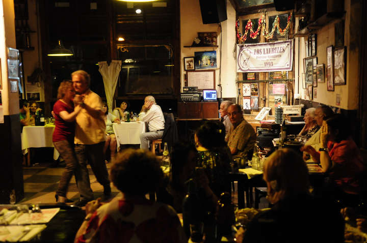 Se organizan milongas y se disfrutan noches de verano en Los Laureles. Foto: Emmanuel Fernández. 