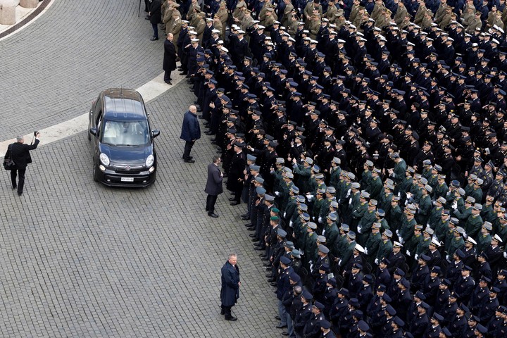 La llegada del papa Francisco al Jubileo de las Fuerzas Armadas en el Vaticano, donde no pude leer su homilía por su salud. Foto EFE / Massimo Percossi