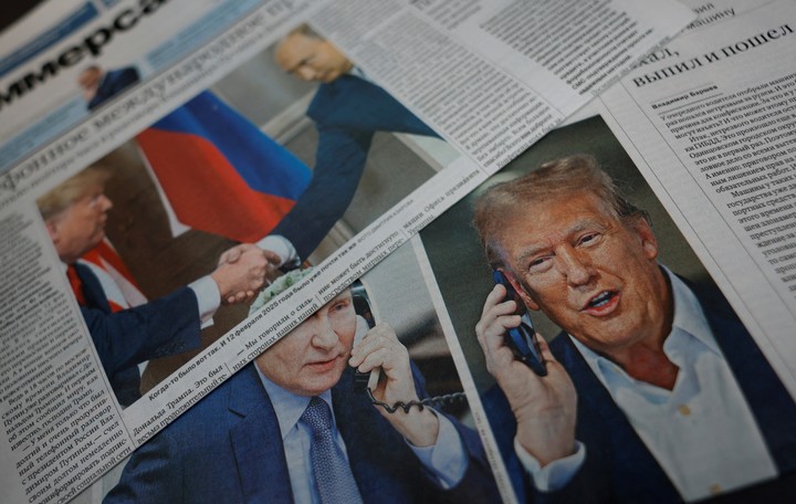 Diarios con portadas dedicadas a la reciente llamada telefónica entre el presidente ruso Vladimir Putin y el presidente estadounidense Donald Trump se exhiben en un quiosco en una calle de Moscú. Foto Reuters