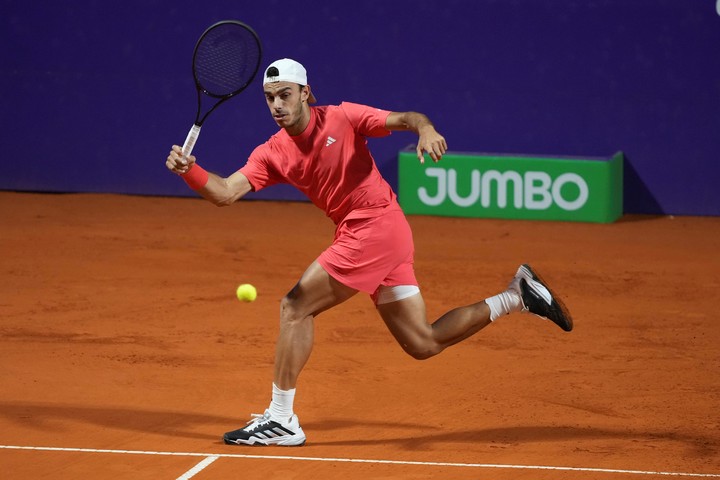 En acción: Fran Cerúndolo venció a Zverev. (AP)