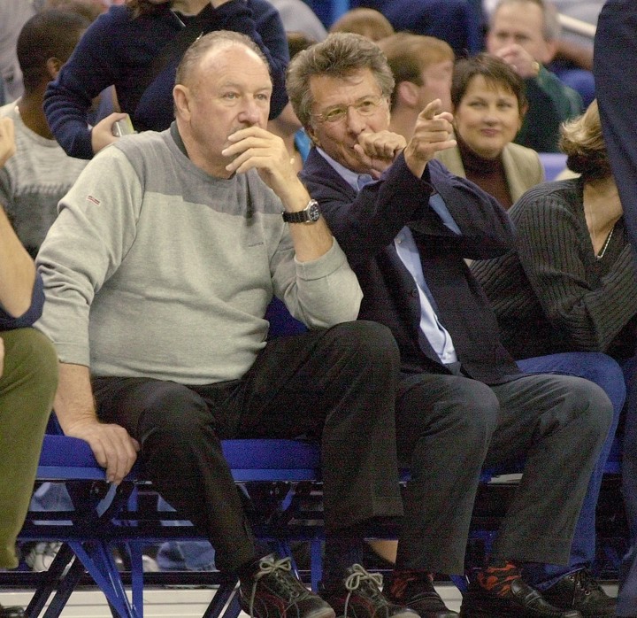 Gene Hackman y Dusti Hoffman viendo un partido de la NBA. Foto AP.