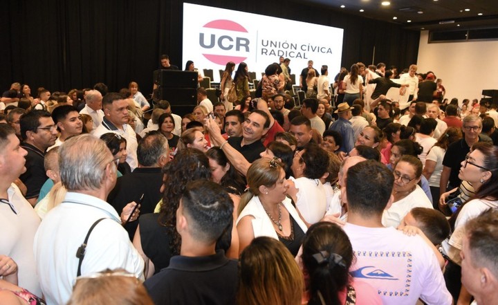 Gustavo Valdés, entre los militantes que acompañaron su asunción como presidente de la UCR de Corrientes.