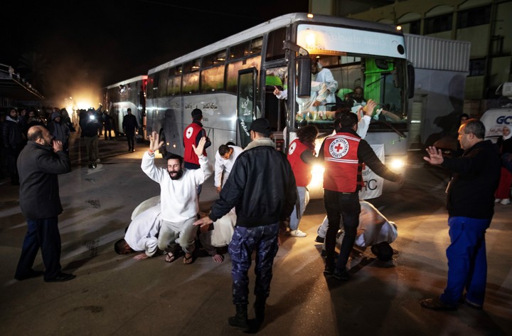 Palestinos excarcelados por Israel son trasladados por la Cruz Roja. Foto: EFE