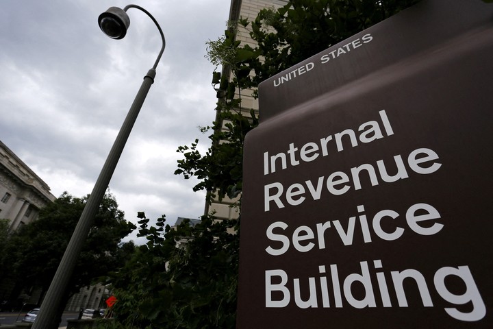 Una cámara de seguridad cuelga cerca de una esquina del edificio del Servicio de Impuestos Internos de Estados Unidos (IRS) en Washington 27 de mayo de 2015. REUTERS/Jonathan Ernst/Foto de archivo