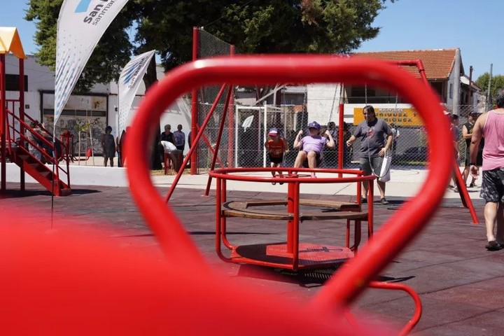 La plaza cuenta con un nuevo piso de caucho en el sector de juegos infantiles