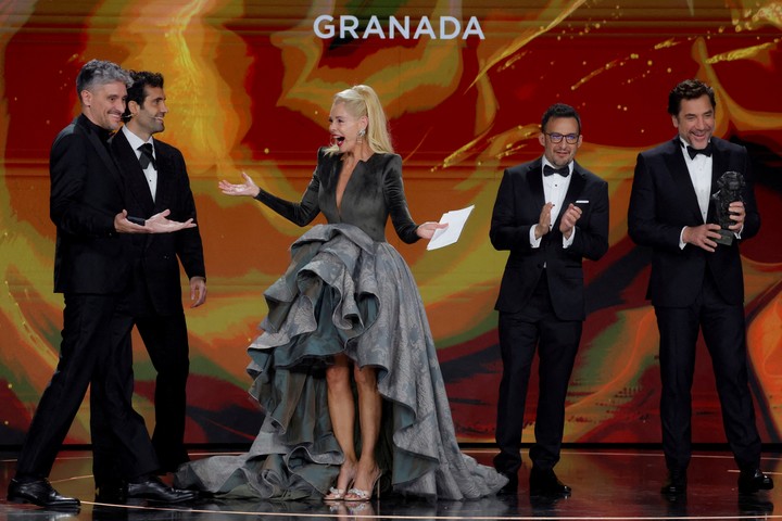 El director Marcel Barrena se sorprende cuando Belen Rueda anuncia que su filme "El 47" ganó el Goya a la mejor película, en un empate.Foto: Reuters