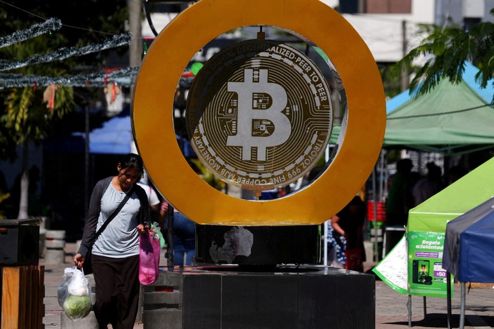 El crecimiento de la criptomoneda Bircoin no deja de asombrar a los mercados. Foto: REUTERS