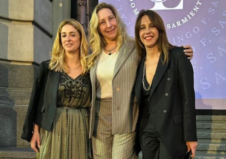 Karina Milei (al medio), su espada en la Legislatura porteña Pilar Ramírez (a la izquierda) y  Marina Kienast (a la derecha). Foto X