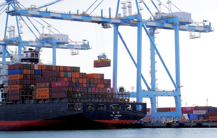 Contenedores y barcos de carga en un puerto de Washington. Foto: AP  