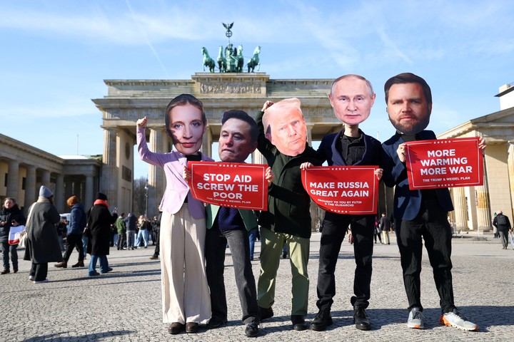 Caricaturas de Donald Trump, Elon Musk, Vladimir Putin y Alice Weidel, líder del partido AfD, en una protesta en Berlín, este jueves. Foto: REUTERS