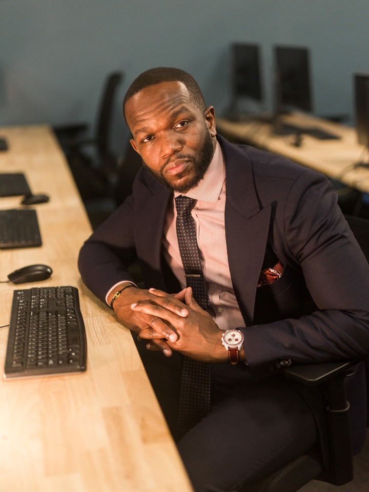 Ismail FoFana, graduado de un programa de formación laboral sin ánimo de lucro Per Scholas, dijo que su formación hasta ahora le ha hecho considerar a la Inteligencia Artificial "definitivamente más amiga que enemiga". Foto Elias Williams para The New York Times