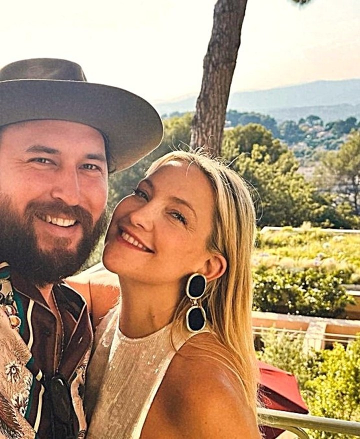 la actriz Kate Hudson y su pareja Danny Fujikawa. 