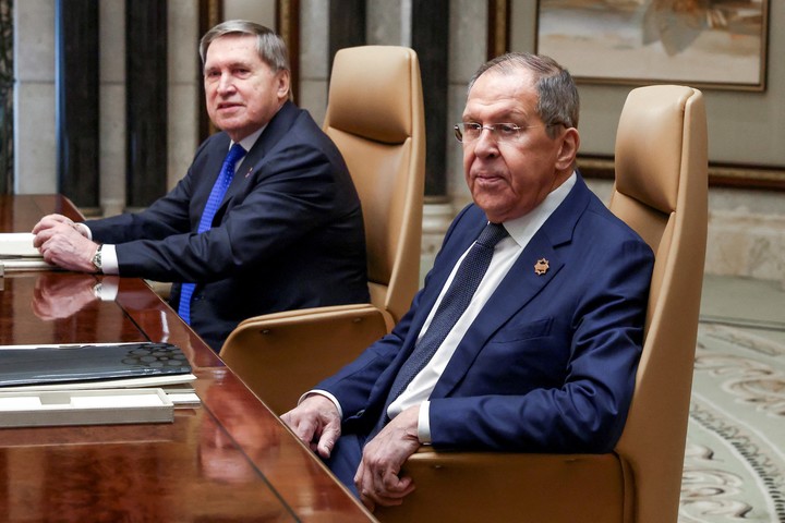 El ministro de Asuntos Exteriores ruso, Sergei Lavrov, sentado junto al asesor de política exterior del presidente ruso, Vladimir Putin, Yuri Ushakov, durante una reunión con el secretario de Estado estadounidense, Marco Rubio, el asesor de Seguridad Nacional de Estados Unidos, Mike Waltz, y el enviado de Estados Unidos para Oriente Medio, Steve Witkoff, el ministro de Asuntos Exteriores saudí, el príncipe Faisal bin Farhan Al Saud, y el asesor de Seguridad Nacional saudí, Mosaad bin Mohammad Al-Aiban, en el Palacio Diriyah, en Riad, Arabia Saudí, 18 de febrero de 2025. REUTERS/Evelyn Hockstein/Pool