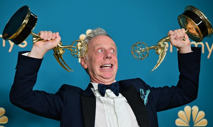 Mike White, ganador del Emmy por The White Lotus. (Photo by Frederic J. Brown / AFP)