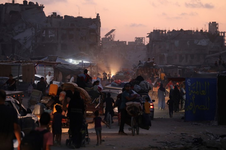 Palestinos desplazados por la ofensiva aérea y terrestre israelí sobre la Franja de Gaza huyen de partes de Jan Yunis tras una orden de evacuación del ejército israelí para abandonar la parte oriental de la segunda ciudad más grande de la Franja de Gaza, el lunes 1 de julio de 2024. (AP Photo/Saher Alghorra)