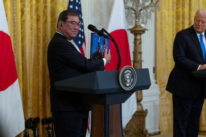 El presidente Donald Trump habla durante una rueda de prensa conjunta con el primer ministro japonés Shigeru Ishiba en la Casa Blanca el viernes 7 de febrero de 2025. Ishiba es la última figura en ofrecer amplios elogios a un presidente conocido por su enfoque transaccional, cuando no impredecible, de la política exterior. (Cheriss May/The New York Times)