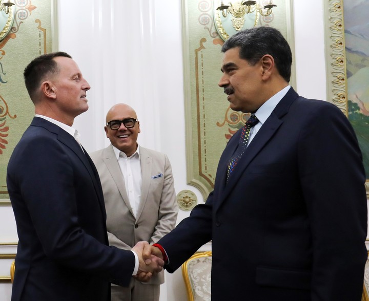 Esta foto publicada por la oficina de prensa presidencial de Venezuela muestra al presidente venezolano Nicolás Maduro, a la derecha, estrechando la mano de Richard Grenell, enviado especial del presidente Donald Trump, en el palacio presidencial de Miraflores en Caracas, Venezuela, el viernes 31 de enero de 2025. Detrás está Jorge Rodríguez, presidente de la Asamblea Nacional. (Oficina de prensa de la Presidencia de Venezuela, vía AP)