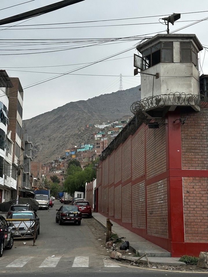 Fotografía tomada de la cuenta X del escritor peruano Mario Vargas Llosa donde se muestra el exterior de la prisión de Lurigancho, en Lima (Perú). 
Foto: EFE/ Cuenta De X Álvaro Vargas Llosa 