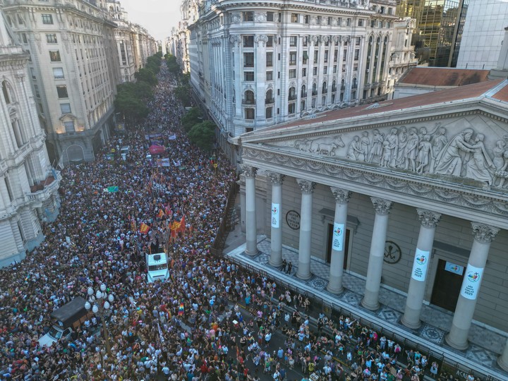 Fotografía aérea que muestra personas manifestándose durante una marcha convocada por colectivos LGTBI+ argentinos, este sábado en Buenos Aires. Foto: EFE/STR