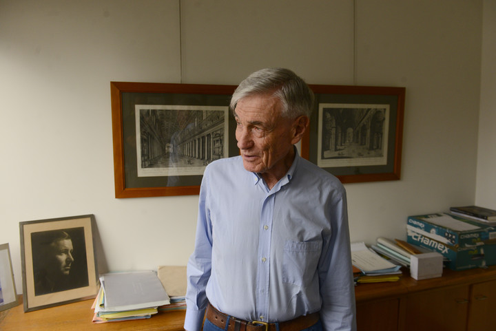 Aisenson en su estudio junto a la foto de su padre.