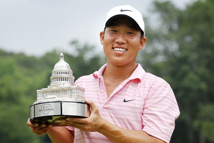 Anthony Kim con el segundo de los tres títulos que ganó en el PGA Tour. Foto: REUTERS/Jonathan Ernst