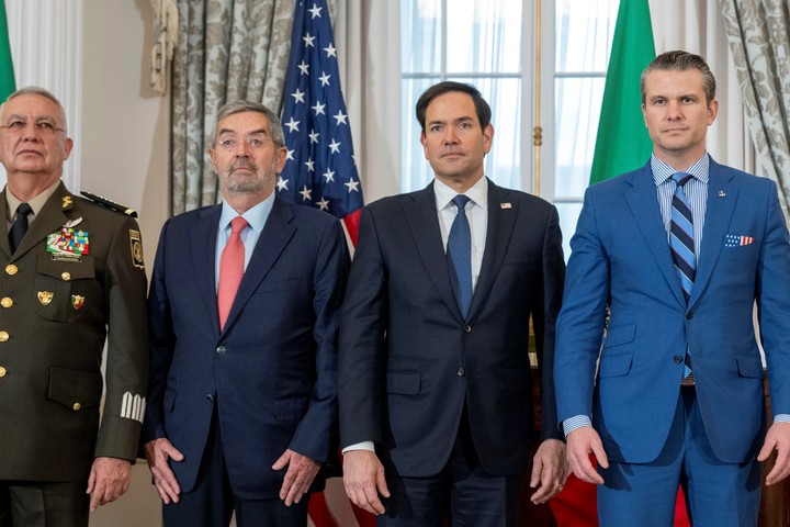 El secretario de la Defensa Nacional de México, general Ricardo Trevilla, el secretario de Relaciones Exteriores de México, Juan Ramón de la Fuente, el secretario de Estado, Marco Rubio, y el secretario de Defensa, Pete Hegseth, posan para una fotografía en el Departamento de Estado. Foto AP