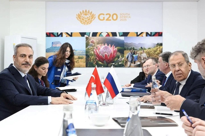 Miembros de las delegaciones encabezadas por el ministro de Asuntos Exteriores de Rusia, Sergei Lavrov, y el ministro de Asuntos Exteriores de Turquía, Hakan Fidan, asisten a una reunión al margen de una cumbre del Grupo de los 20 (G20) en Johannesburgo, Sudáfrica, 20 de febrero de 2025. Ministerio de Asuntos Exteriores de Rusia/Handout via REUTERS 