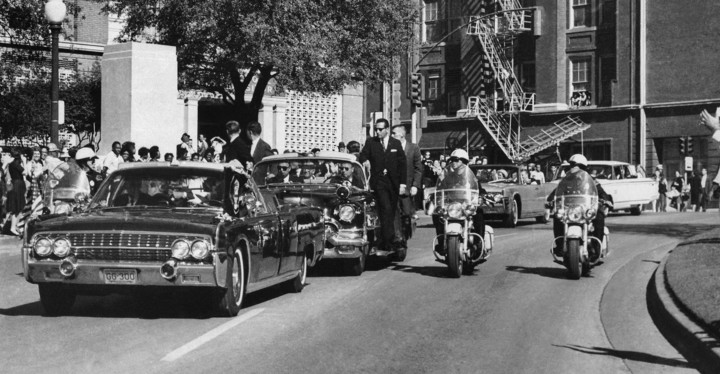 La caravana que custodiaba al presidente Kennedy (AP Photo/James W. "Ike" Altgens, File)