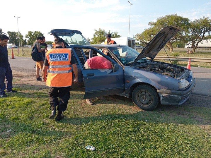 La Policía Federal, con operativos cerrojo y de saturación, requisa vehículos e identifica personas.