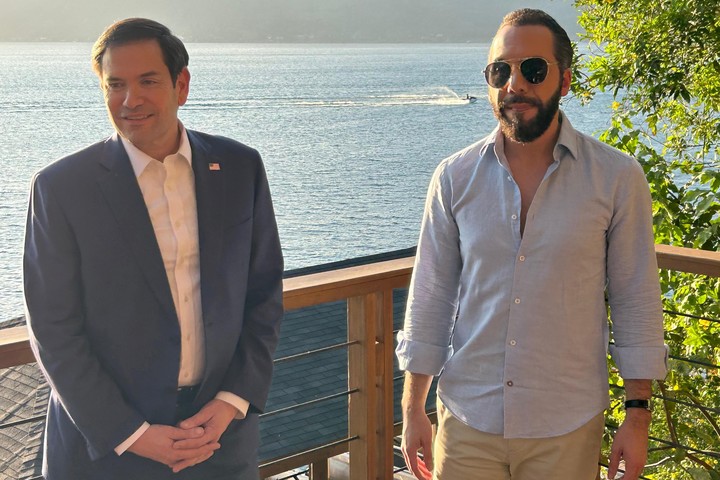 El secretario de Estado de Estados Unidos, Marco Rubio, junto al presidente de El Salvador, Nayib Bukele, este lunes en El Congo (El Salvador). Foto EFE/ Eduard Ribas