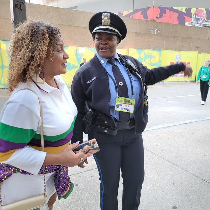 La policía de Nueva Orleans, en la calle para asistir a los turistas que se acercan a ver el Super Bowl.