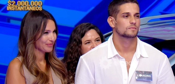 Pampita y Leandro. La modelo ayudó a un participante en "Los 8 escalones". Captura TV.