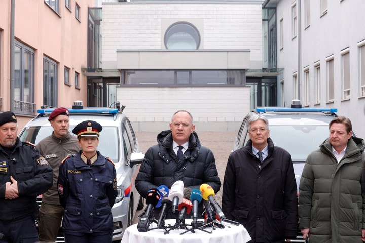 El ministro del Interior austriaco, Gerhard Karner, habla en una conferencia de prensa afuera de una estación de policía en la ciudad de Villach. Foto Reuters