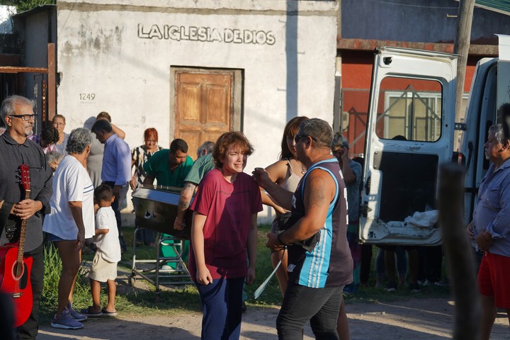 La familia quiso despedir a Paloma en la vereda de su casa pero no los dejaron. Foto Martín Bonetto