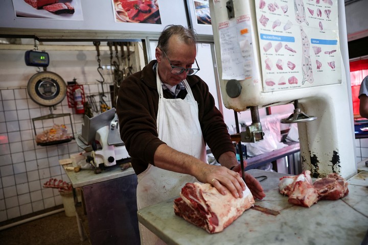 La carne tiene fuerte incidencia en la inflación. Foto: Reuters/Agustin Marcarian