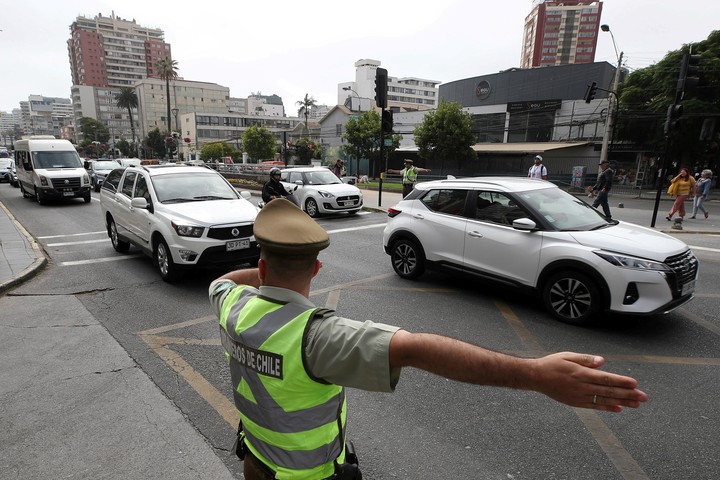 Caos de tráfico en Chile, debido al apagón masivo. Foto Reuters/Rodrigo Garrido