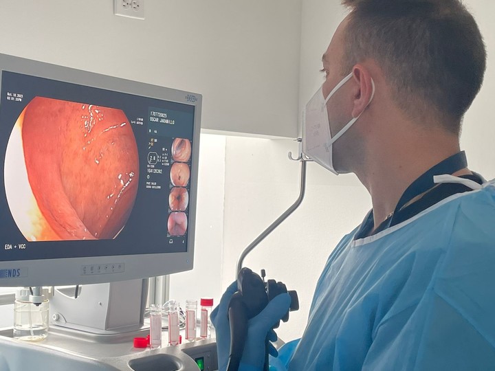 A través de imágenes que se transmiten a un monitor el médico puede detectar anomalías. Foto: Centro Univesitario de Endoscopia Digestiva de Ecuador.