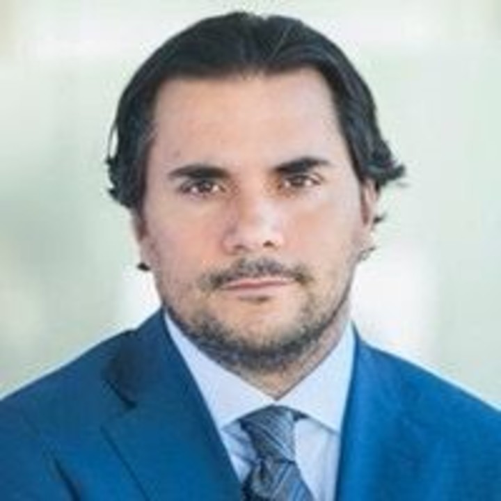 El empresario argentino Ramiro Iturralde Ale, cuyo nombre original antes de pedir cambio del mismo era Darío Ramiro Mario Ale Iturralde. Vive en España y su empresa aparece auspiciando la radicación de Fabiola Yáñez