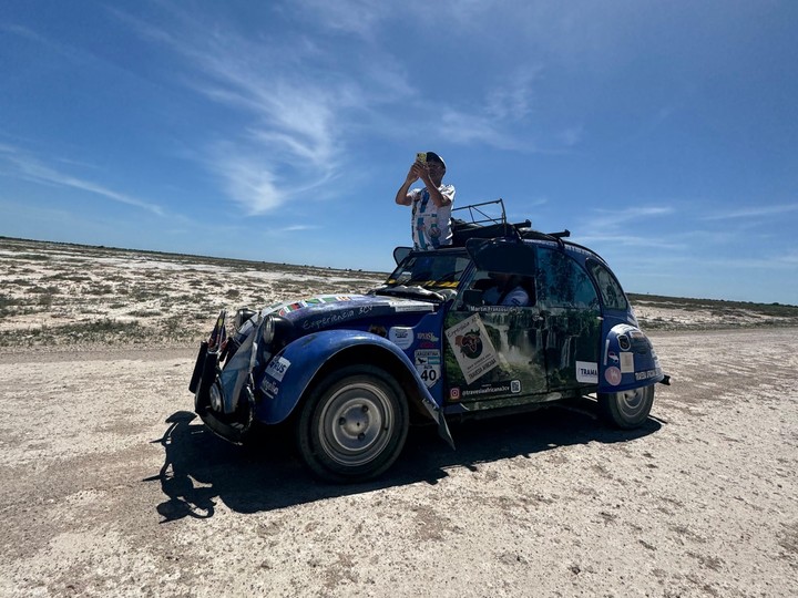 Ricardo (55) y Martín Franzosi (53) son de Vicente López y desde el 3 de enero recorren África a bordo de un 3 CV de 51 años