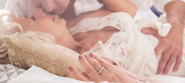 A partir de los 50 años aparecen algunos problemas tanto en las mujeres como en los hombres, pero el sexo no se acaba por las complicaciones. Foto: Shutterstock.