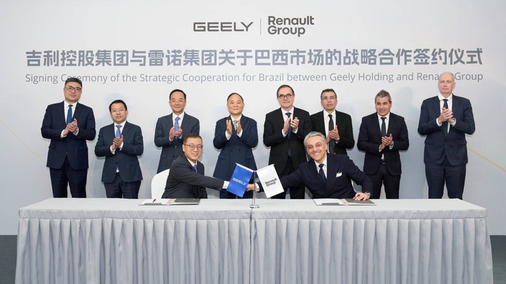 Daniel Li, CEO de Geely Holding Group y Luca de Meo, CEO de Renault Group celebran un nuevo vínculo