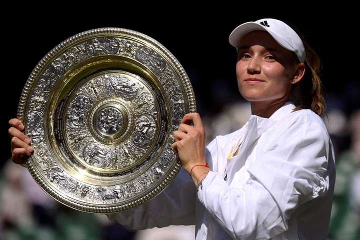 Rybakina se consagró en Wimbledon tras vencer a la tunecina Ons Jabeur en la final. REUTERS/Toby Melville