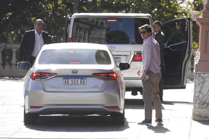 Santiago Caputo y Guillermo Francos ingresan a casa de gobierno, en medio del "Escándalo Cripto".  Foto Maxi Failla