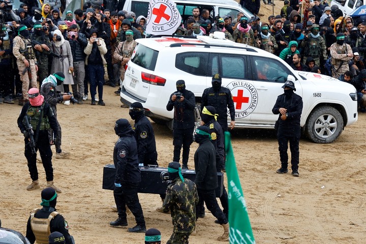 Milicianos de Hamas llegan el ataúd de uno de los rehenes entregados este jueves a Israel, en Jan Younis, en la Franja de Gaza. Foto: AFP