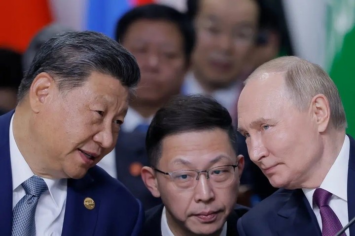 Xi y Putin hablan en la cumbre de los BRICS en Kazán, Rusia, en octubre. Foto Pool photo by Maxim Shemetov