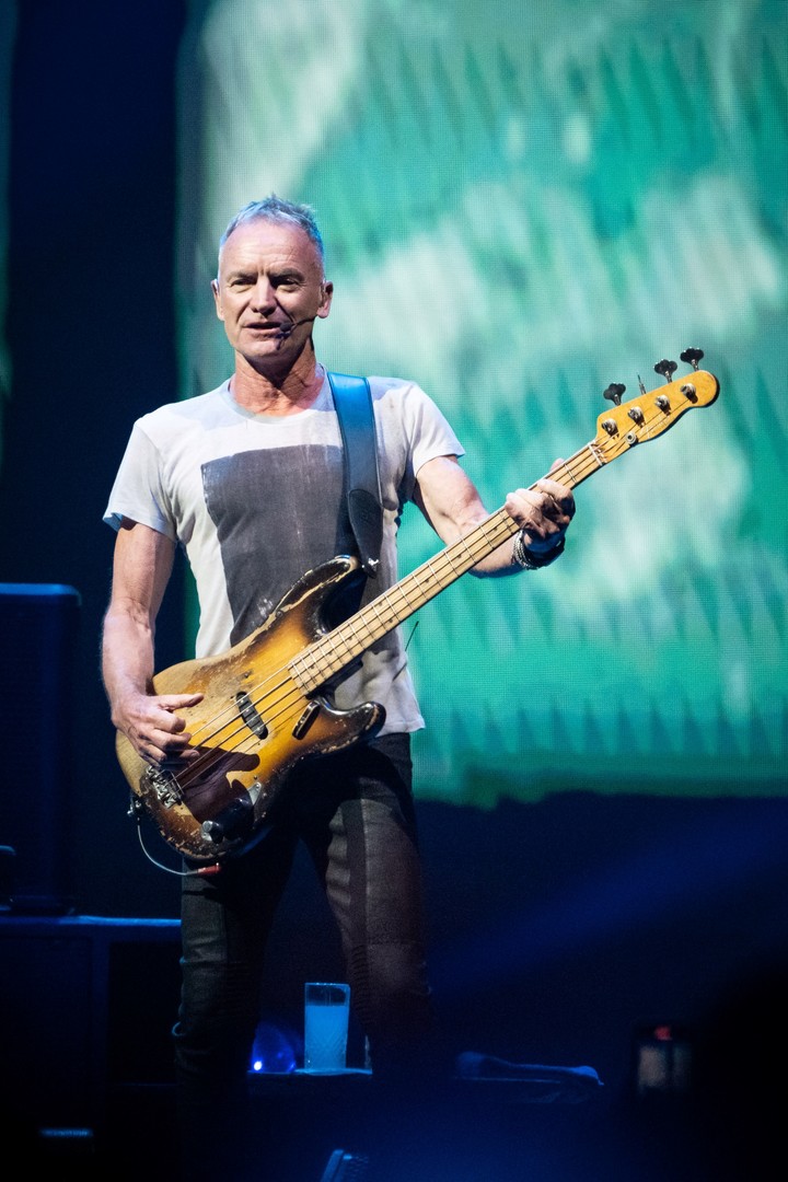 La inconfundible estampa de Sting con su bajo, en Movistar Arena. Foto de prensa