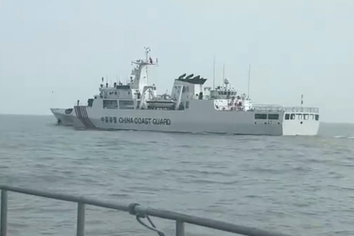 Un barco de la Guardia Costera china ingresa a las aguas cerca de la isla Kinman, visto desde un barco de la Guardia Costera de Taiwán. Foto: AP